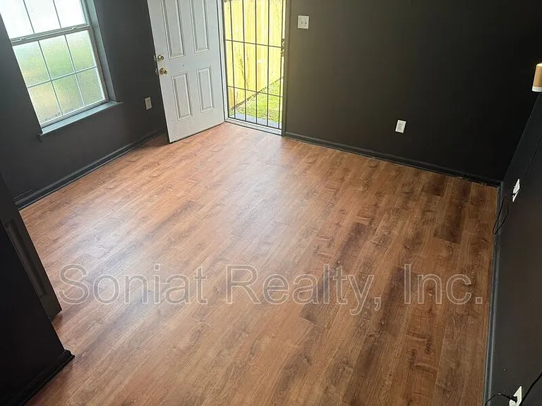 1461 N Robertson St — Photo 16