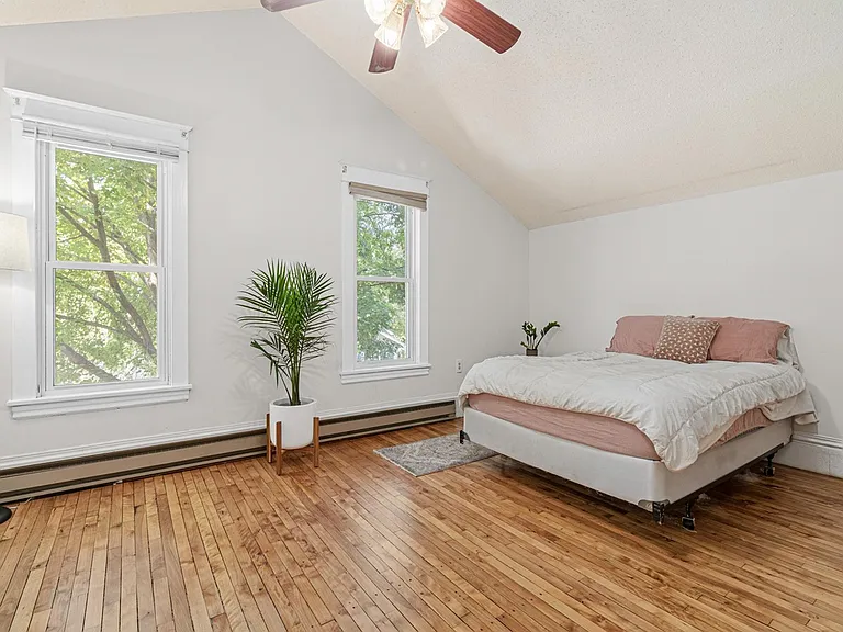1002 Oxford St N — Photo 28