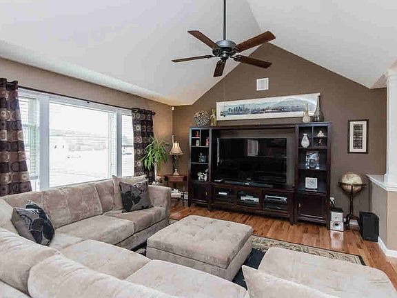 4th image of 63 Hickory Ln