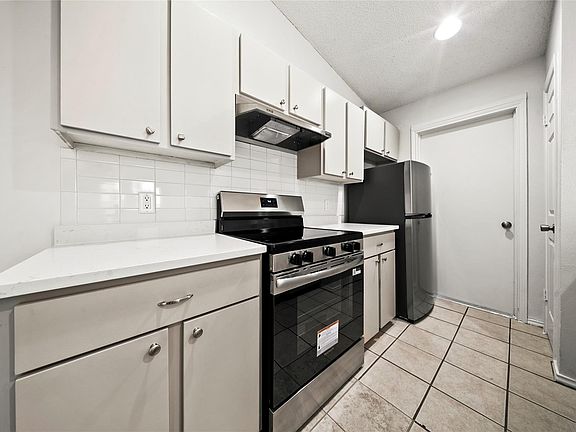 3rd image of 808 Lloyd Ln