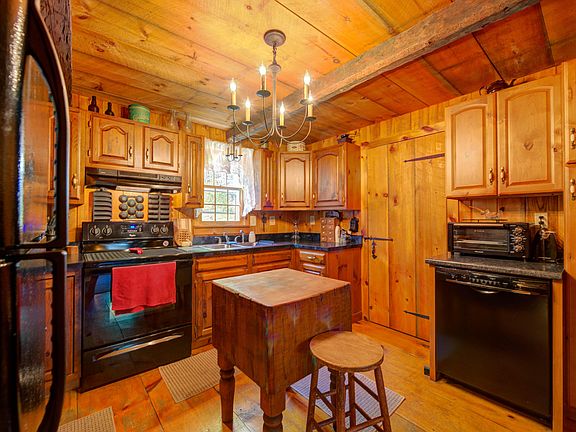 5th image of 136 Hiram Hill Road