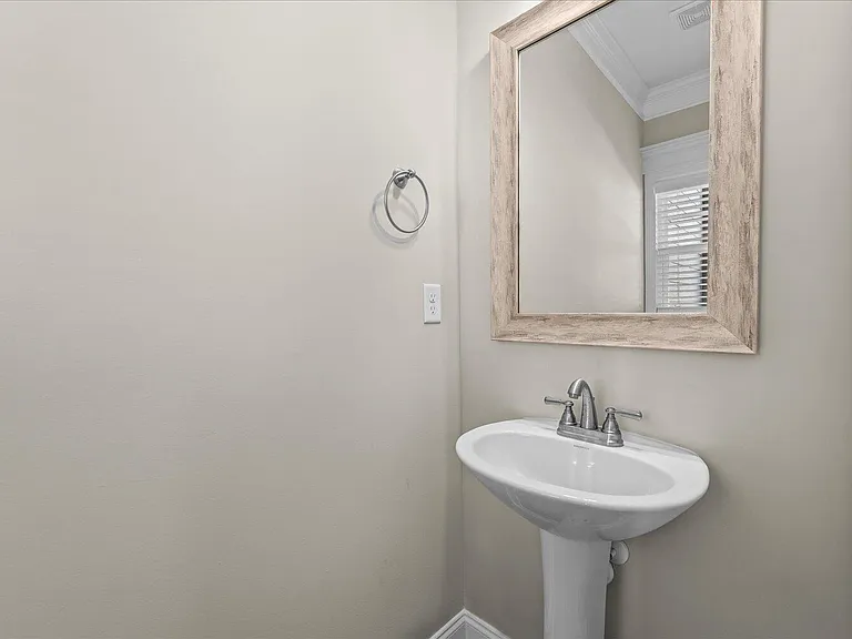 1071 Linsmore Ave — Photo 7