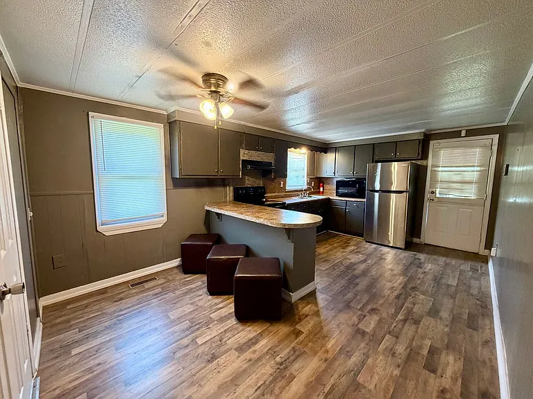 1017 California Blvd — Photo 4