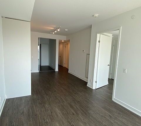 4th image of 88 Queen St E #3208