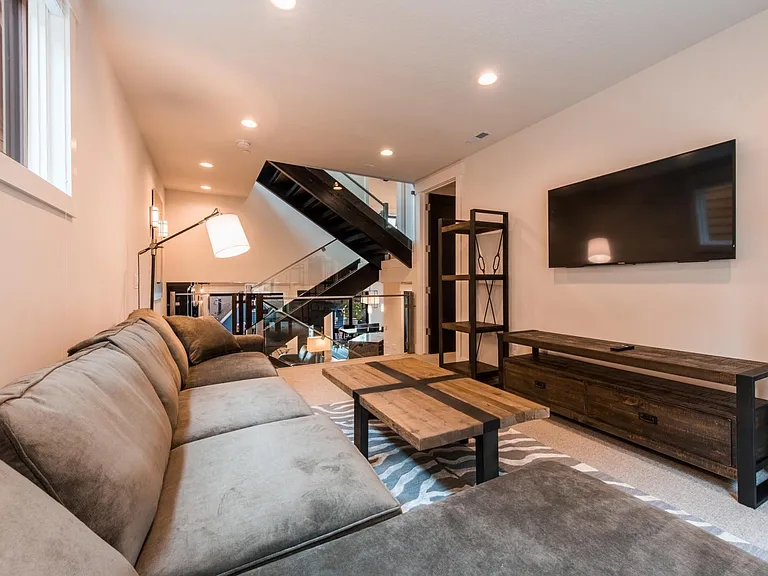 1183 Empire Ave — Photo 14