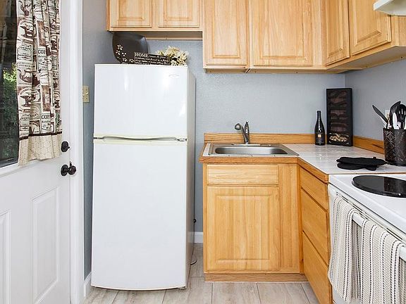 4th image of 544 Howard Ave