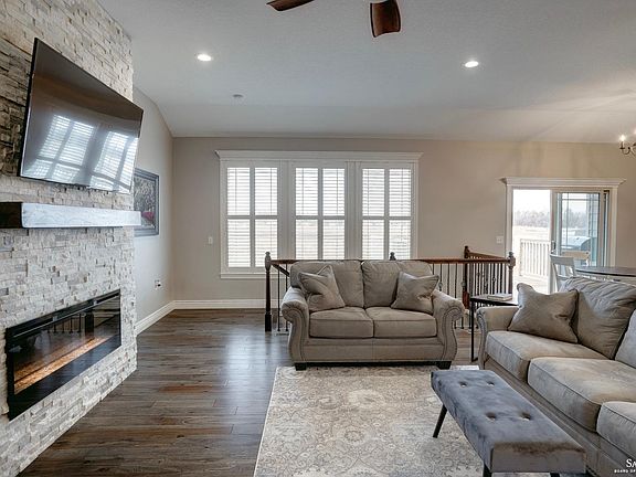 5th image of 2726 Shoreline Dr W