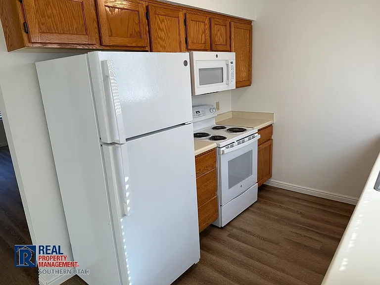 850 E 600 S #11 — Photo 4
