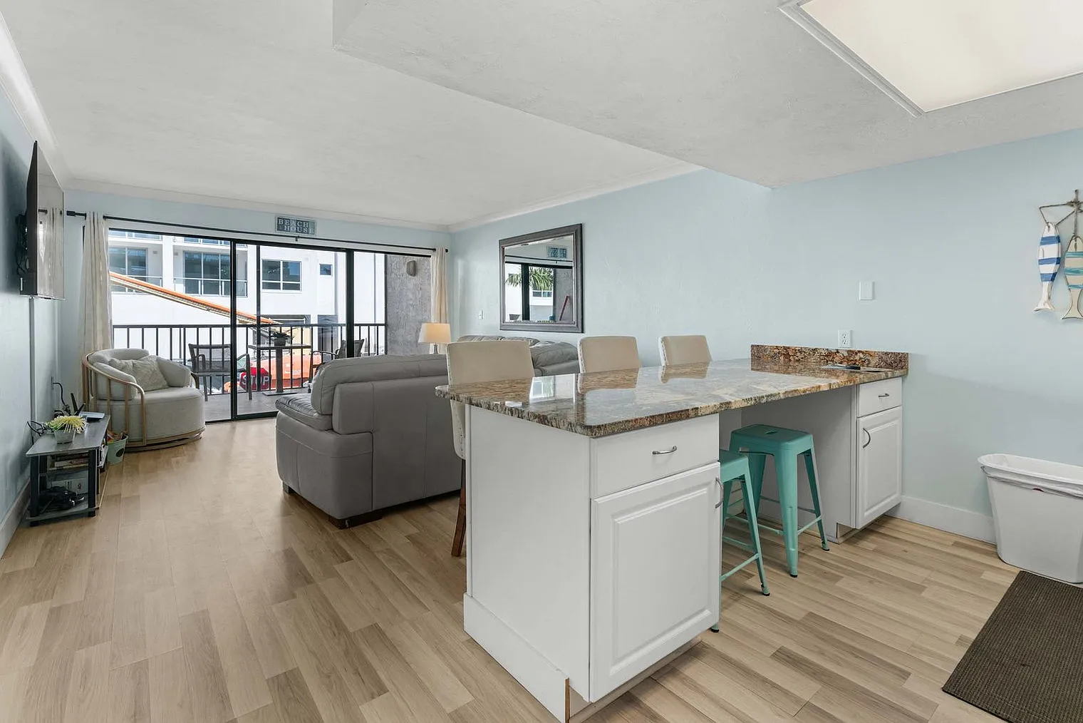 1 bed, 1.0 bath, 904 sqft, $4,860 — Photo 1