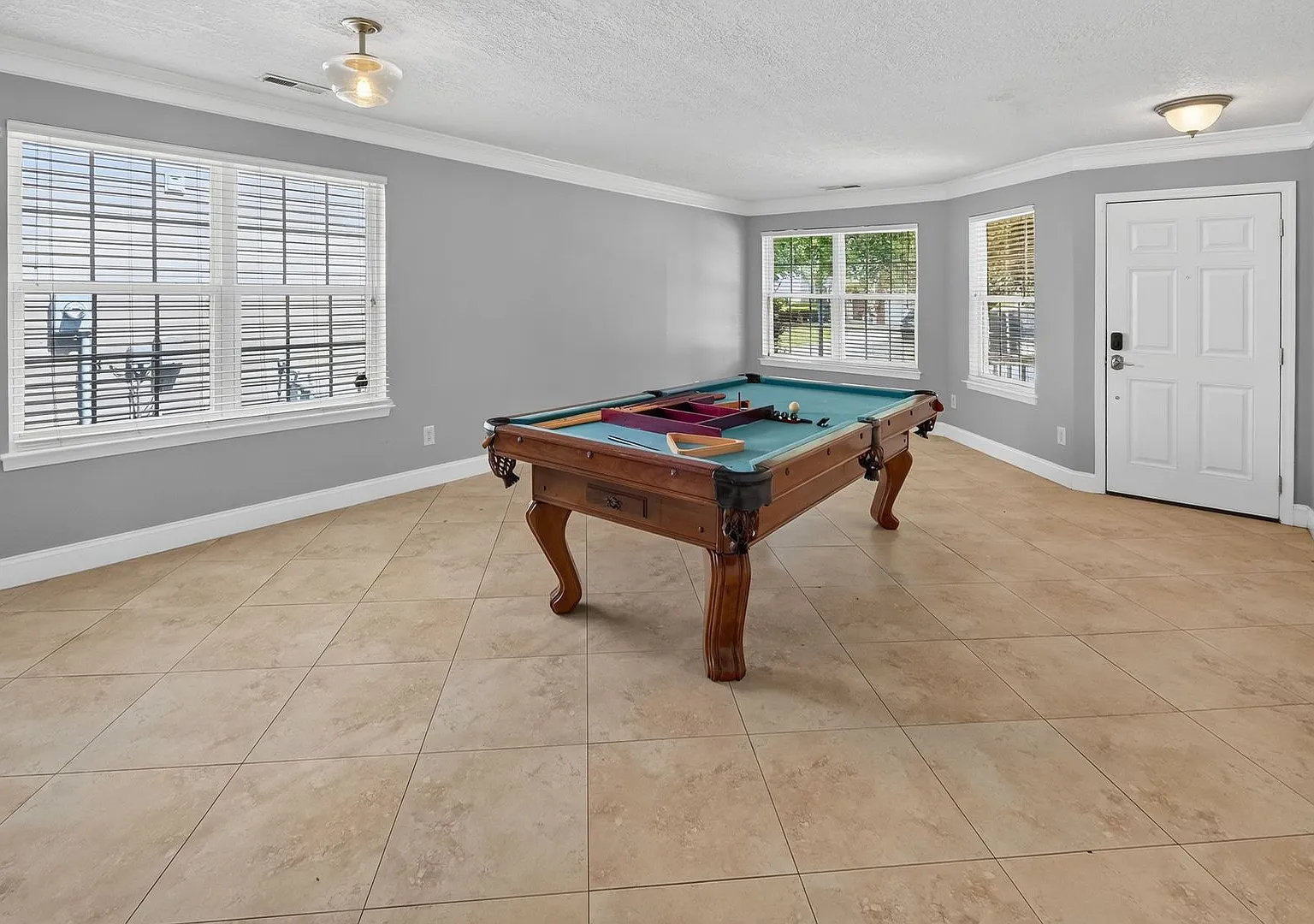 4 bed, 2.5 bath home in Coventry — Photo 3