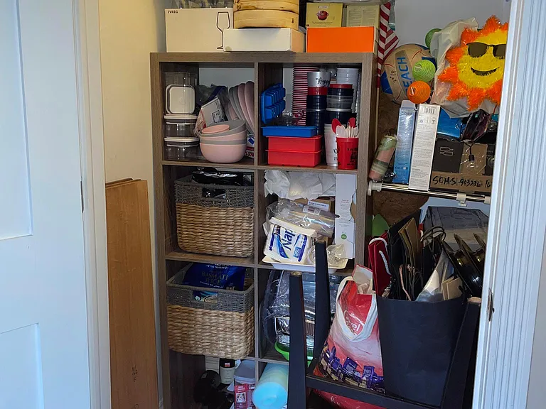 Kitchen walk-in pantry
