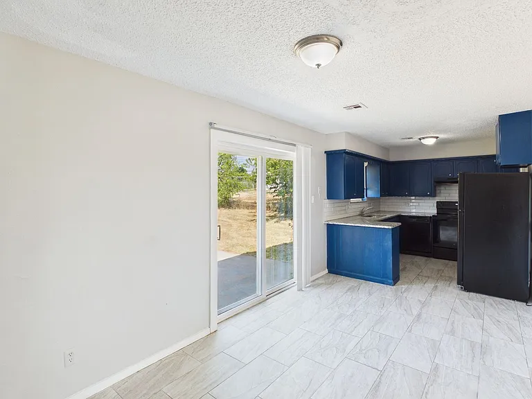 324 NW Compass Dr — Photo 8