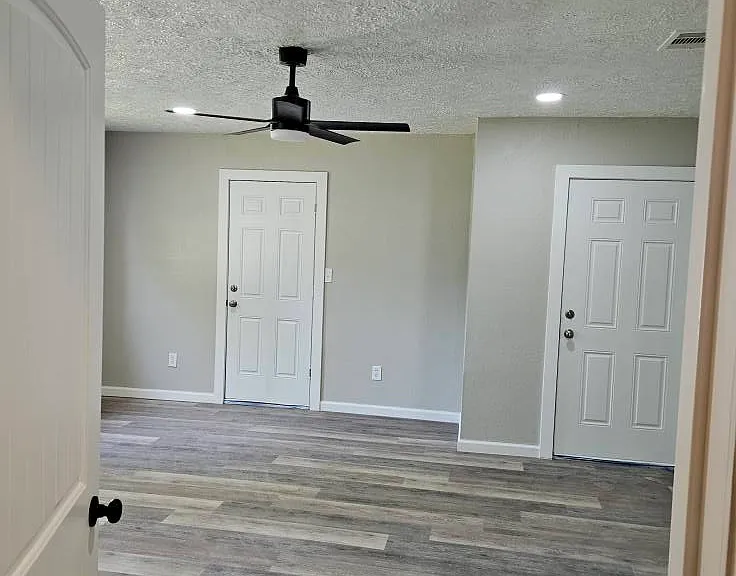1205 W Wrenway Ave — Photo 4