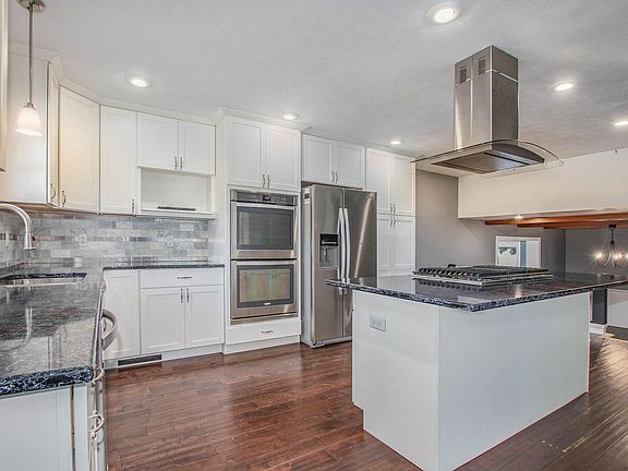 2nd image of 38 W 39th St