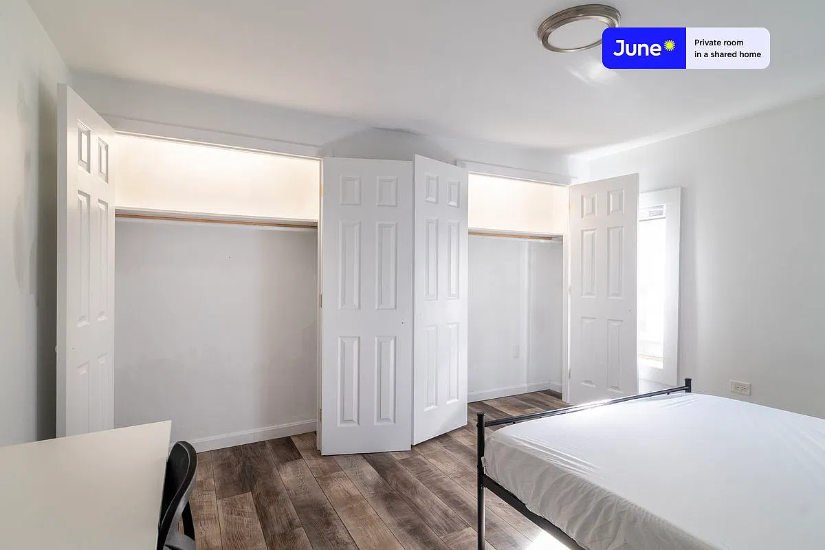 Queen bedroom in 5 bed/2 bath home in South Boston #1752 B — Photo 4