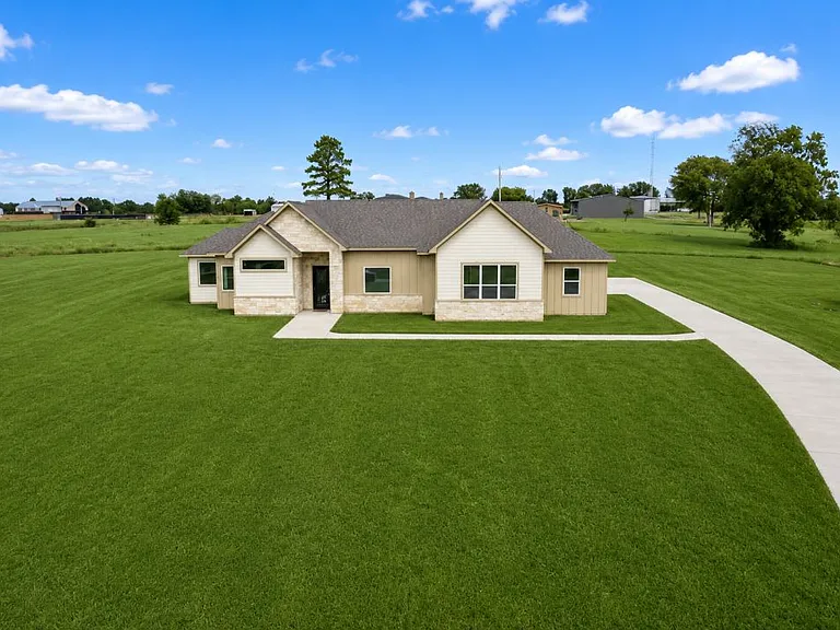 211 Vaughn Ln — Photo 2