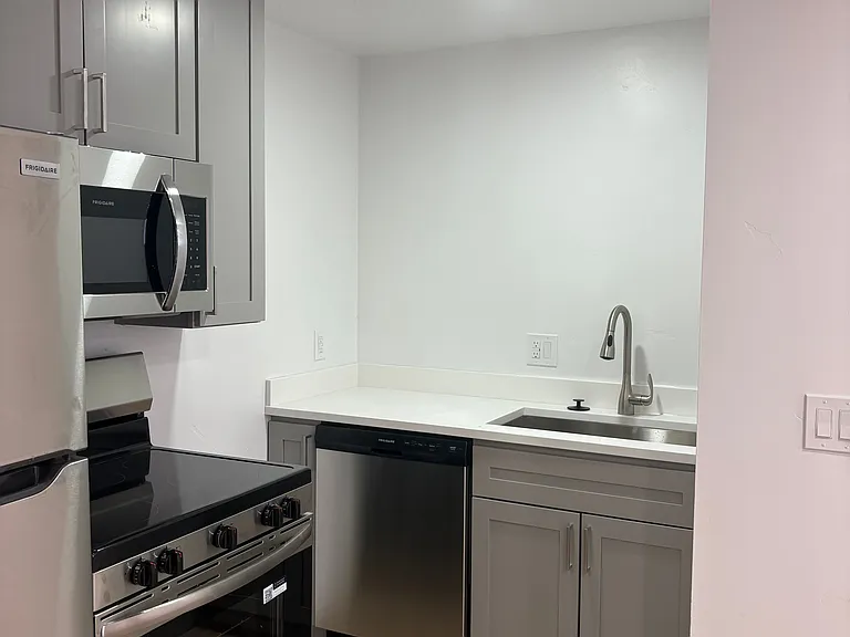 Victoria Canyon — Photo 19