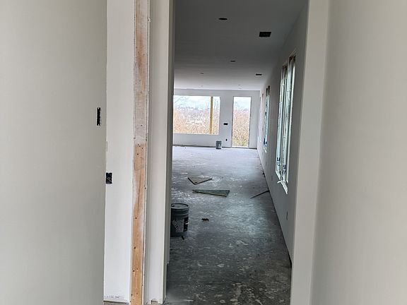 3rd image of 662 Vernon Ave