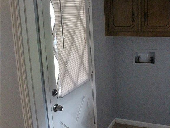 5th image of 419 Louis Dr