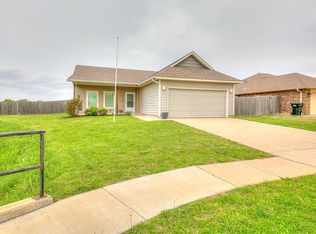 851 SW 14th St, Moore, OK 73160