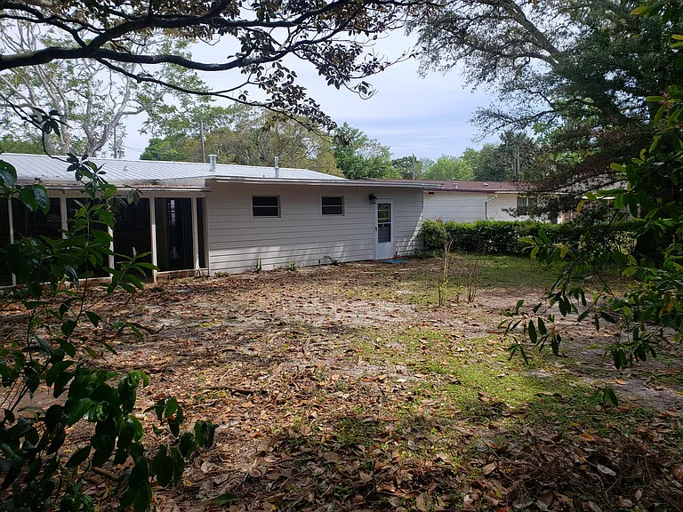 215 Newcastle Dr — Photo 9