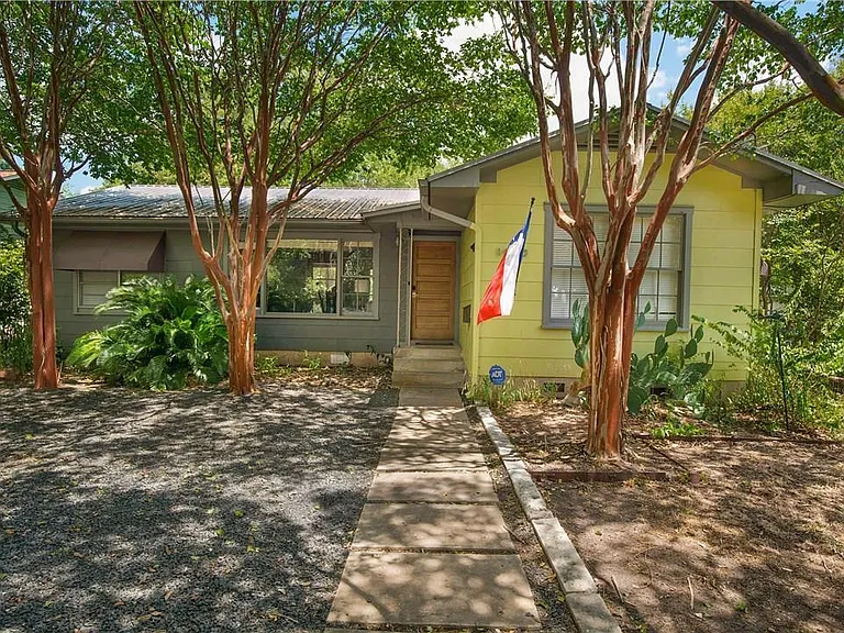 1910 Cullen Ave — Photo 2