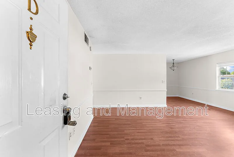 2 bed, 1.0 bath, 808 sqft, $1,250 — Photo 2