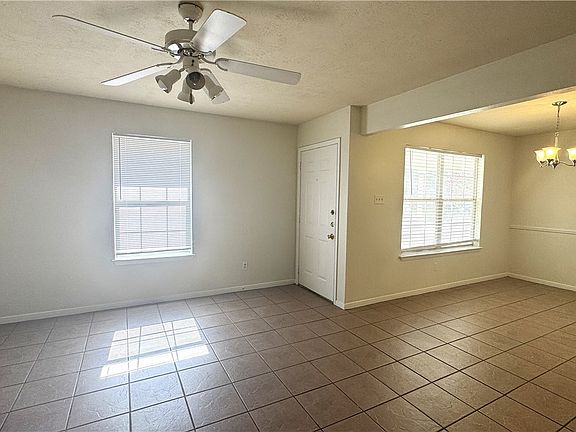 4th image of 905 Autumn Cir APT A