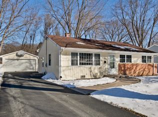 16250 W Arlington Dr, Libertyville, IL 60048