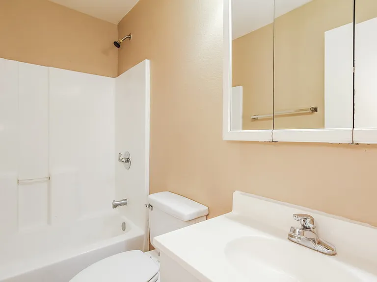 305 E Gardenia Dr — Photo 9