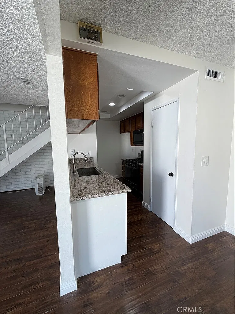 2 bed, 834 sqft, $2,600 — Photo 2