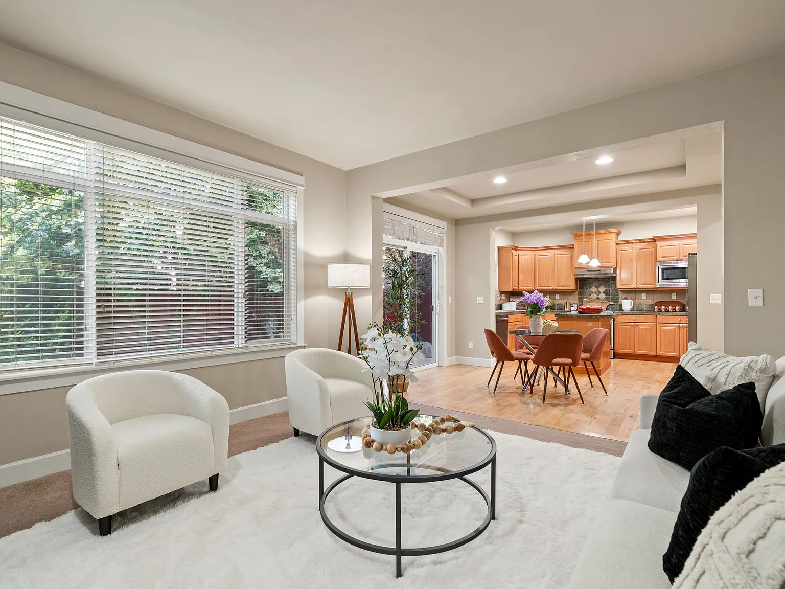 3 bed, 1951 sqft, $4,000 — Photo 4