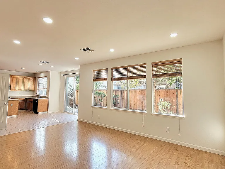 925 Gates St — Photo 11