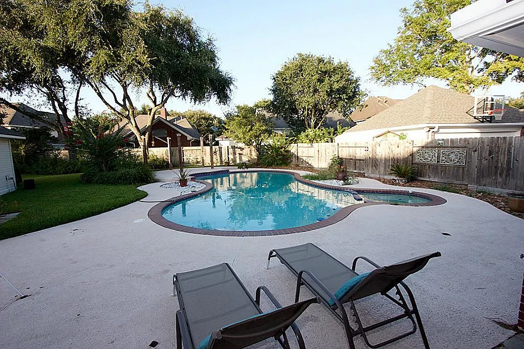 Building Photo - 1615 Green Leaf Oaks Dr