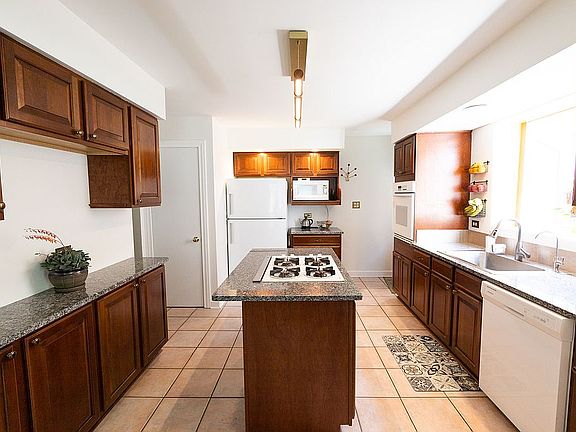 5th image of 9901 S Trumbull Ave
