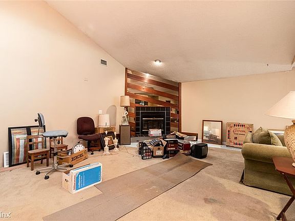 4th image of 444 Greenleaf Sq