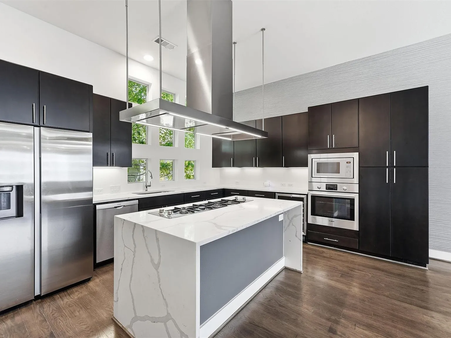 3 bed, 3.5 bath, 2074 sqft, $3,100 — Photo 1