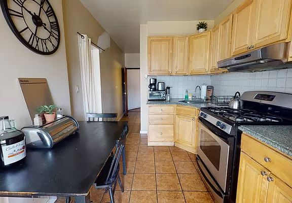5th image of 606 Van Nest Ave