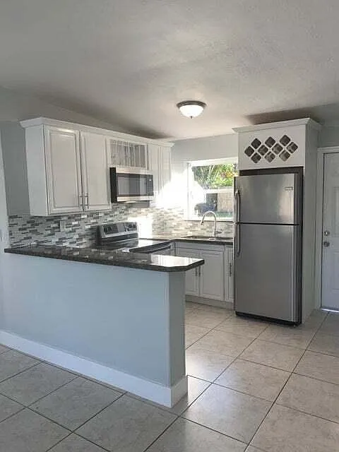 2 bed, 1.0 bath, 744 sqft, $2,550 — Photo 2