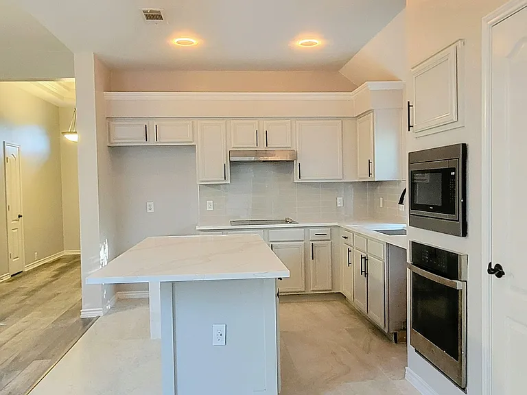 2909 Madison Ct — Photo 3