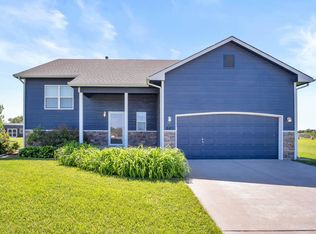 845 S Meadows Dr, Hesston, KS 67062