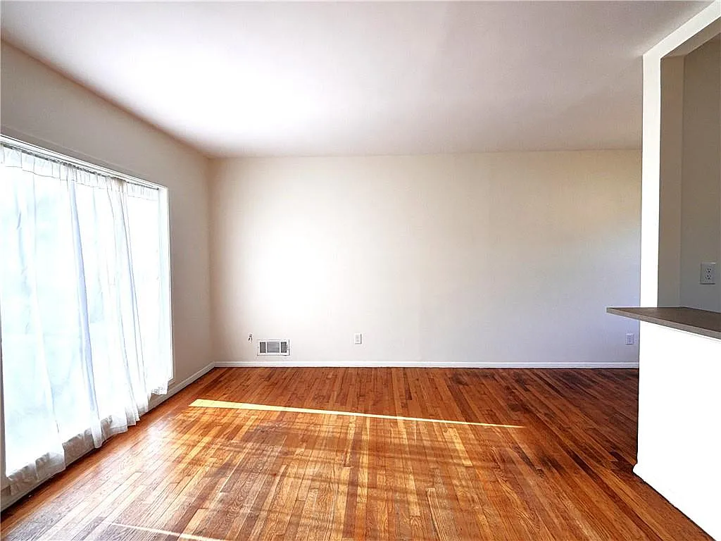 Building Photo - 5009 Crowe Dr SE