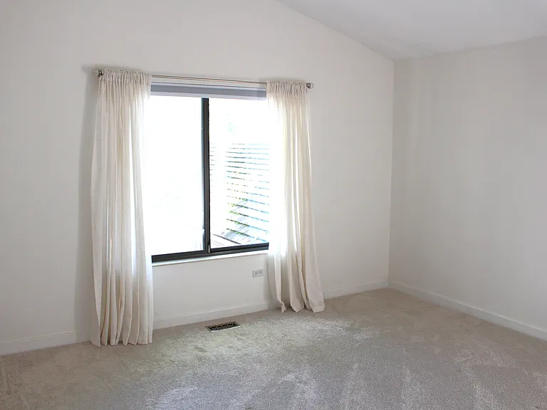 220 Thornhill Ln #B — Photo 3