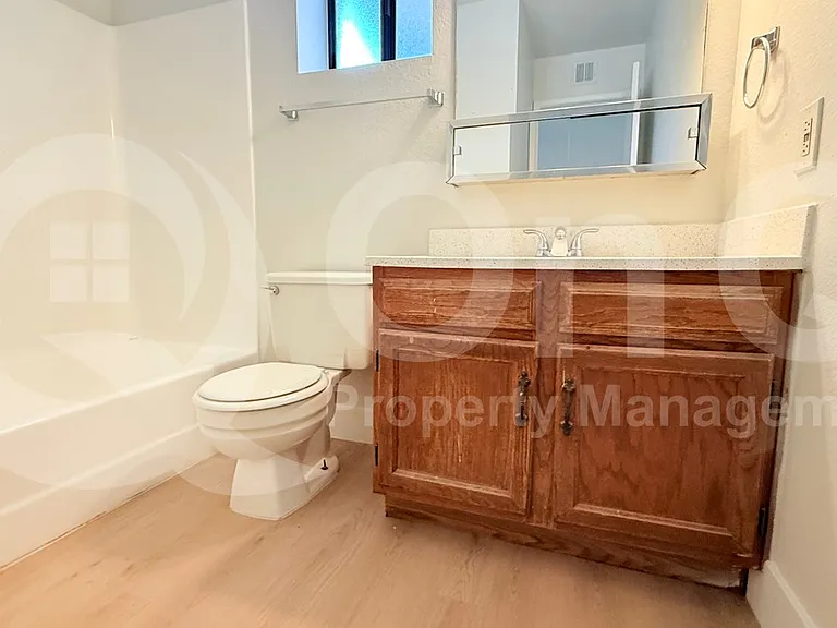 912 N Revere #202 — Photo 12