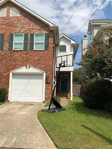 3 bed, 2.5 bath, 2353 sqft, $3,000 — Photo 2