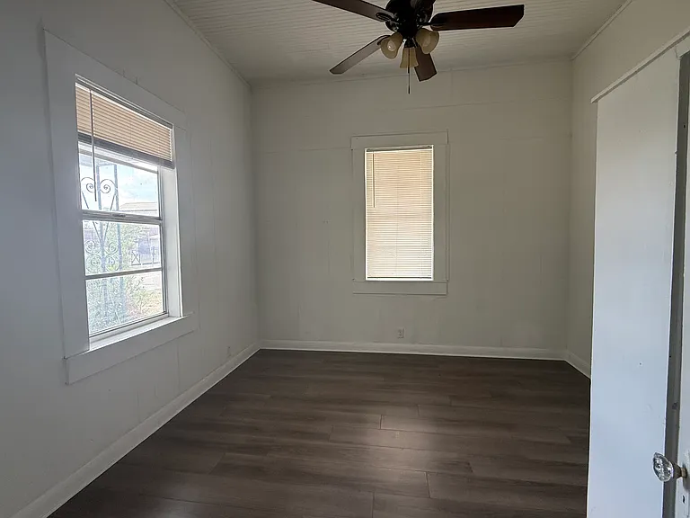 2220 E 10th Ave — Photo 10