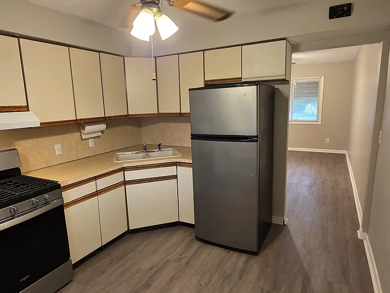16200 Maplewood Ct — Photo 3