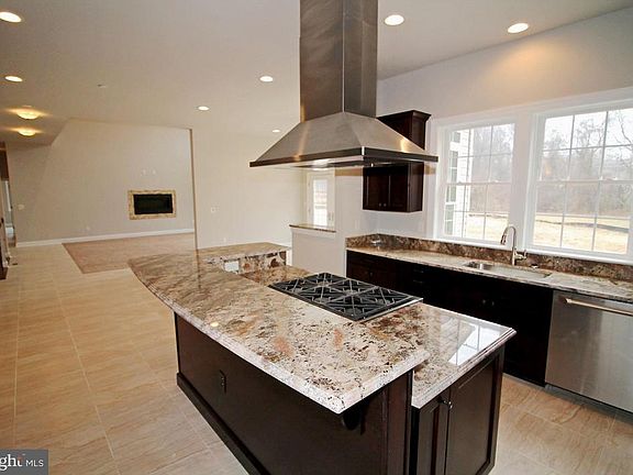 5th image of 926 Fenario Cir