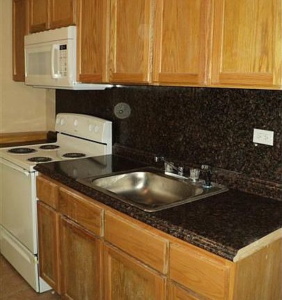 4th image of 3911 Fairmount Ave