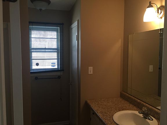 4th image of 588 Lark St
